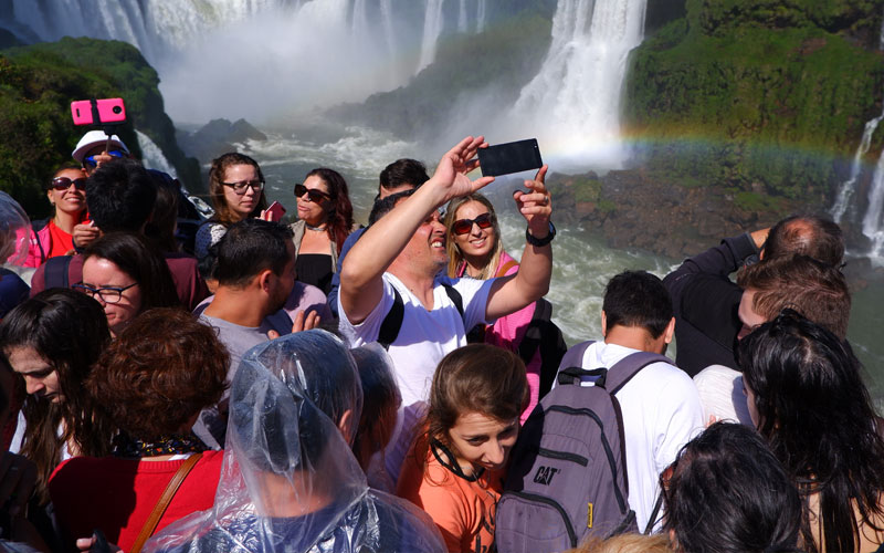 Iguaçu waterfall crowd selfie