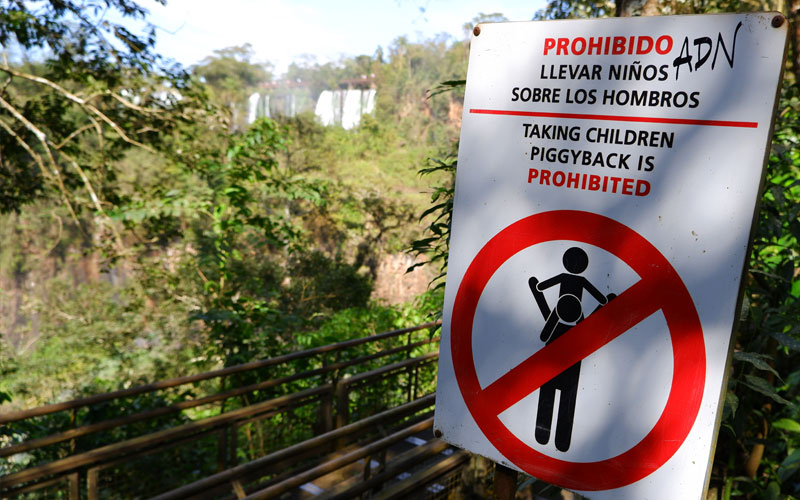 Iguaçu children Piggyback prohibited
